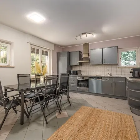 Exceptional Amenities * Essen